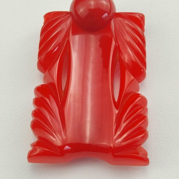 Vintage Large Fur Clip Made of Red Bakelite - Picture 1 of 7